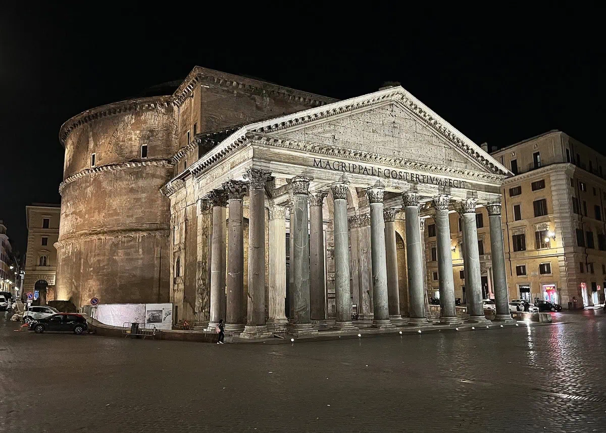 Nasvícený Pantheon na náměstí za noci
