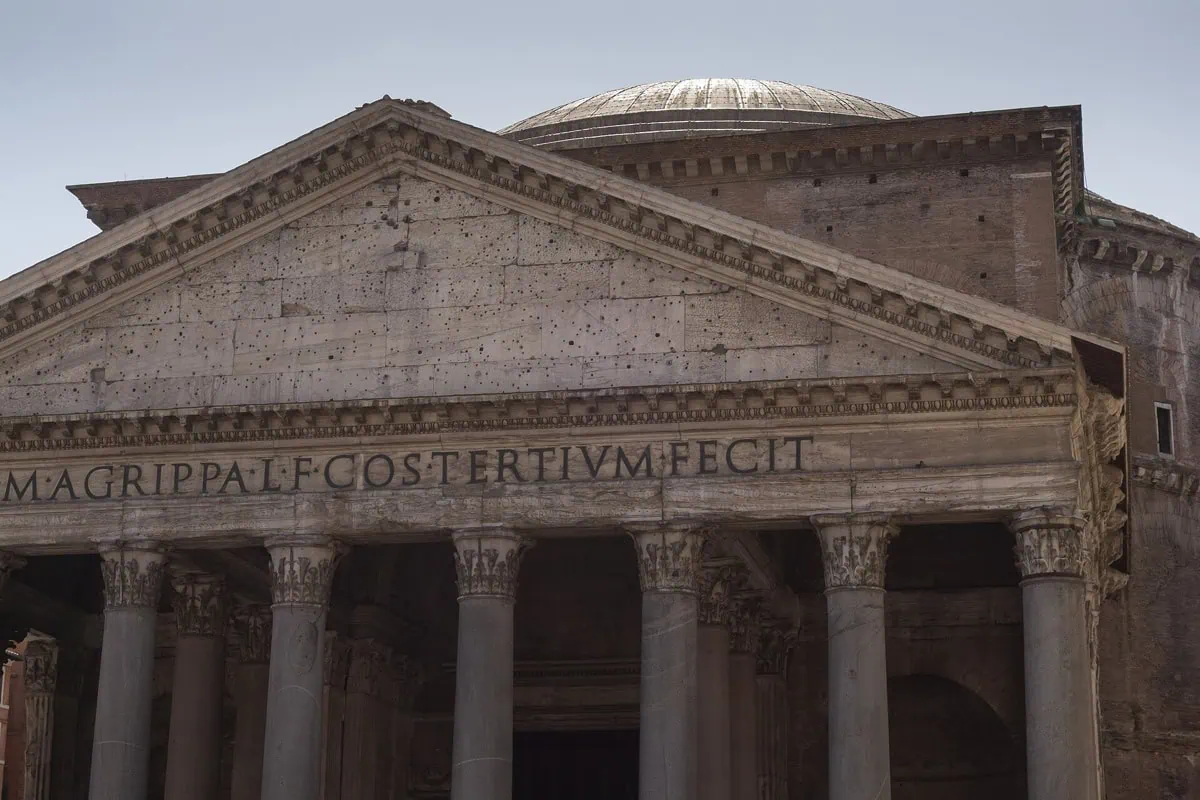 Tympanon Pantheonu s latinským nápisem M. AGRIPPA nad sloupy