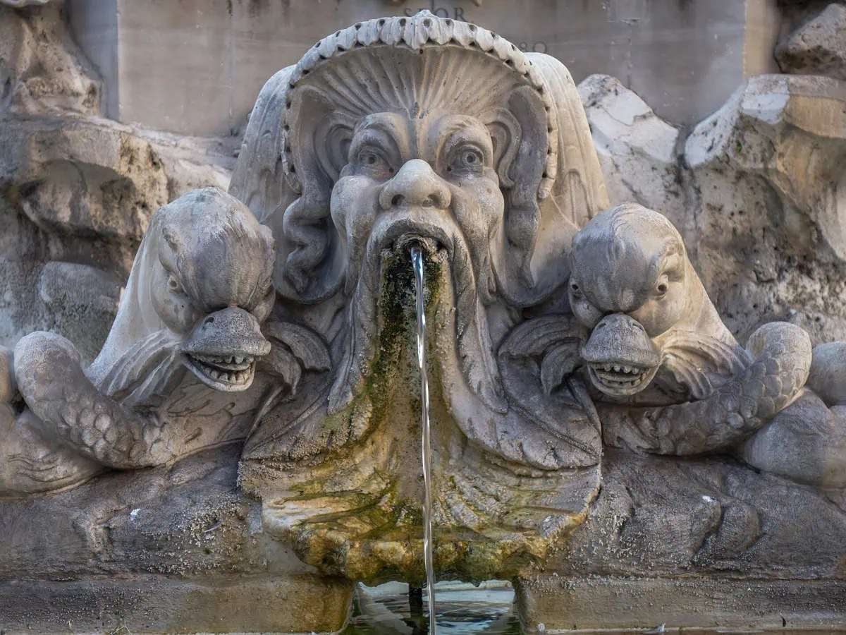 Detail chrliče renesanční fontány s pitnou vodou na Piazza della Rotonda