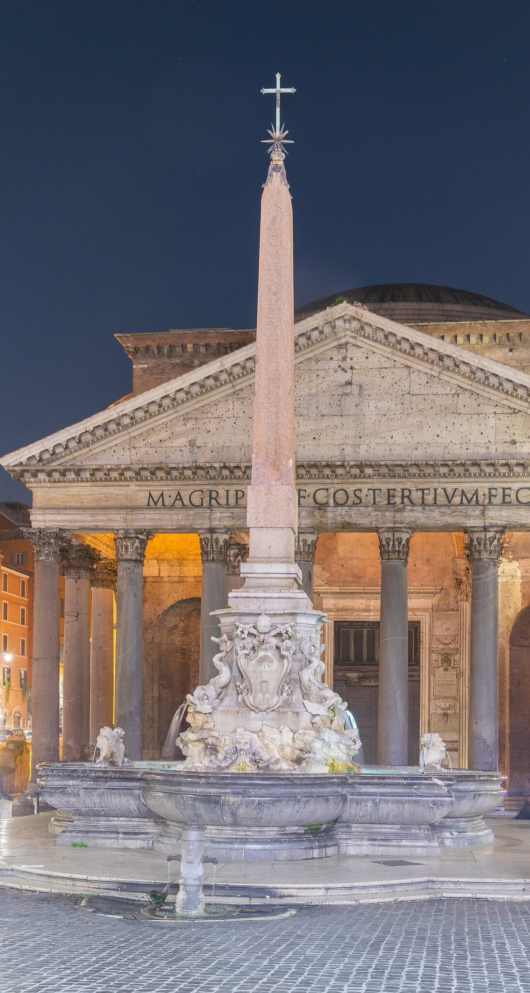 Panteonul din Roma, Italia: 9 sfaturi + bilete, program și istorie 11 Fântâna renascentistă cu obelisc în Piazza della Rotonda, în fața Panteonului iluminat