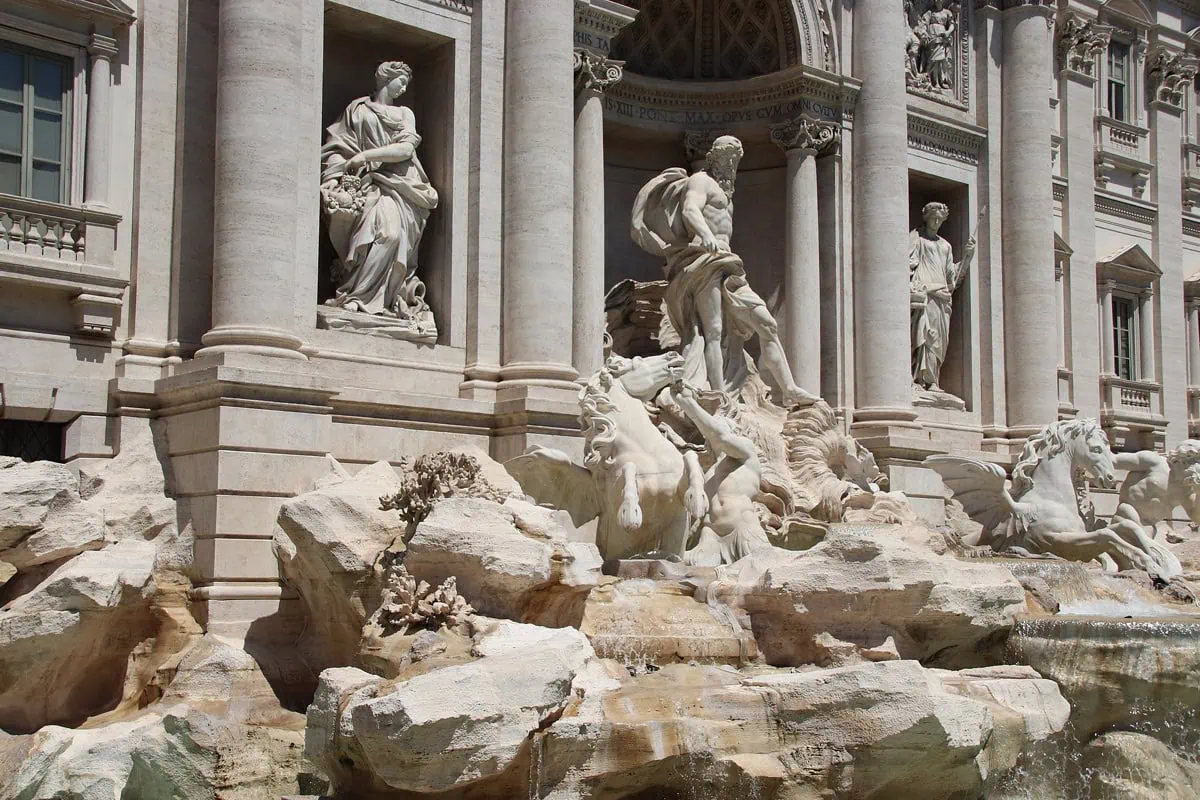 Fontána di Trevi: všetko o najslávnejšej fontáne Ríma + 10 tipov 4 Detail sôch a bieleho travertínu na Fontáne di Trevi