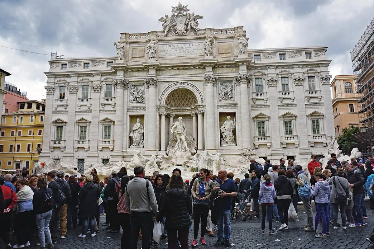 Fontána di Trevi: všetko o najslávnejšej fontáne Ríma + 10 tipov 5 Turisti pri Fontáne di Trevi cez deň
