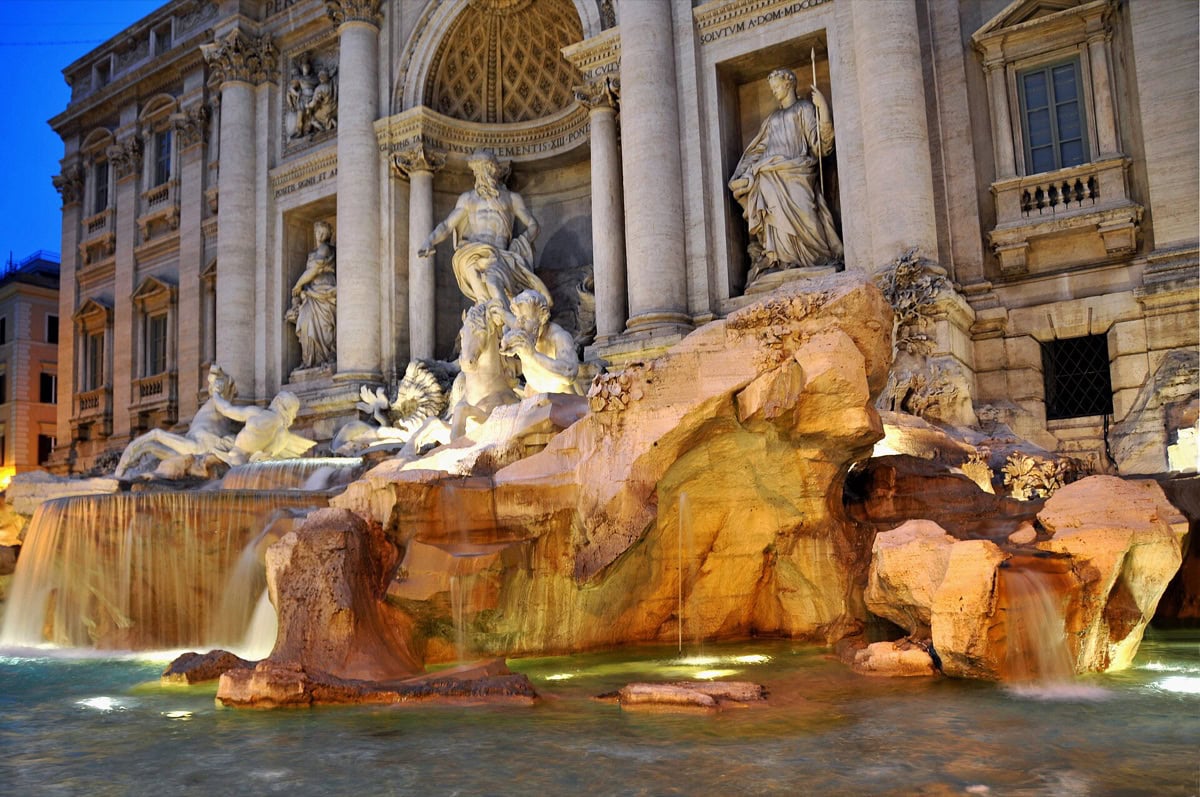 Fontána di Trevi: vše o nejslavnější fontáně Říma + 10 tipů 8 Fontána di Trevi osvětlená v noci