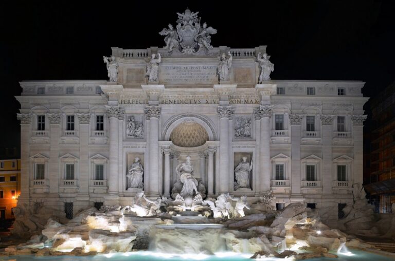 Fontána di Trevi v Římě, celkový pohled na barokní průčelí