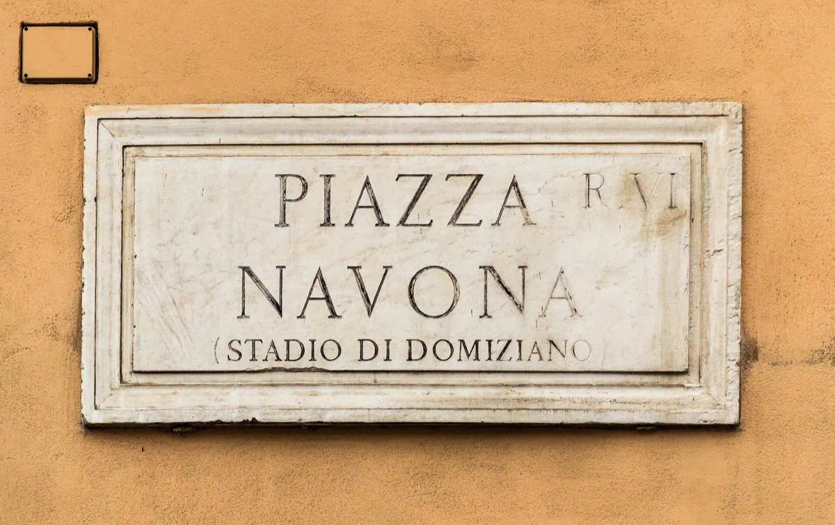 Piazza Navona: 9 tipů, co vidět na nejkrásnějším náměstí Říma 2 Mramorova cedule s nazvem Piazza Navona a Stadio di Domiziano na rimske zdi