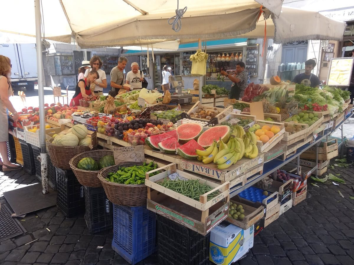 Piazza Navona din Roma, Italia: 9 lucruri de văzut în cea mai frumoasă piață 12 Taraba cu fructe si legume in piata Campo de' Fiori din Roma