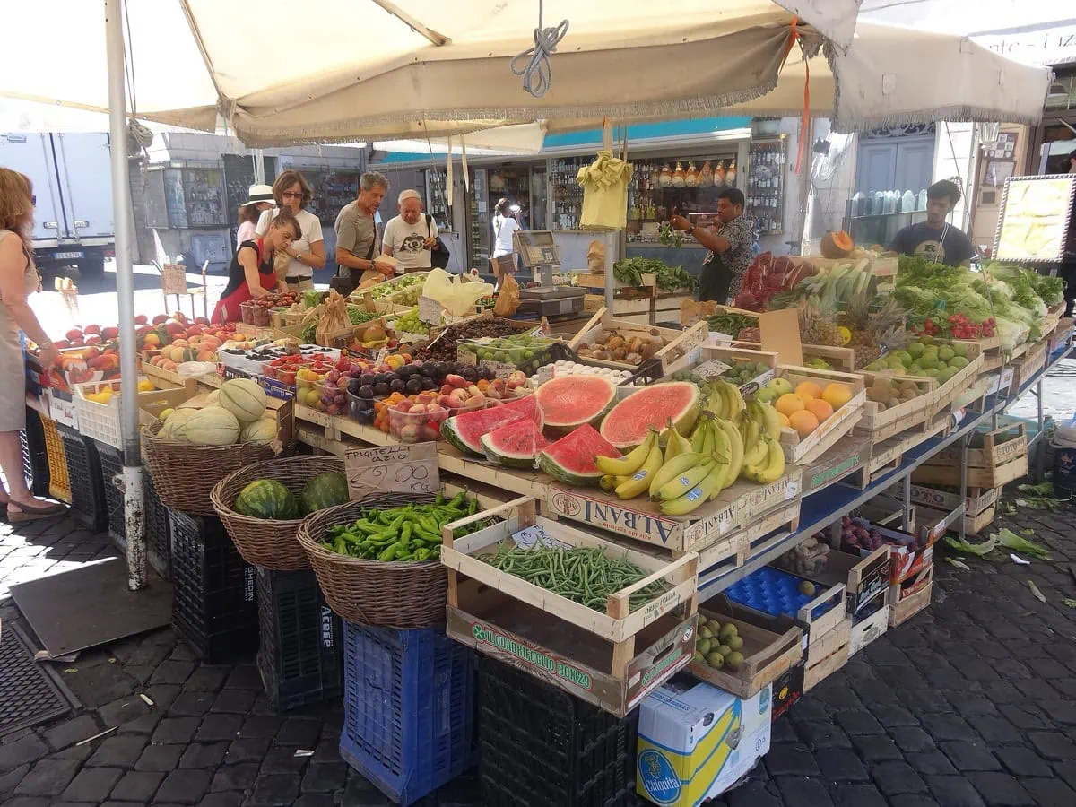 Piazza Navona: 9 tipů, co vidět na nejkrásnějším náměstí Říma 11 Stanek s ovocem a zeleninou na trznici Campo de' Fiori v Rime