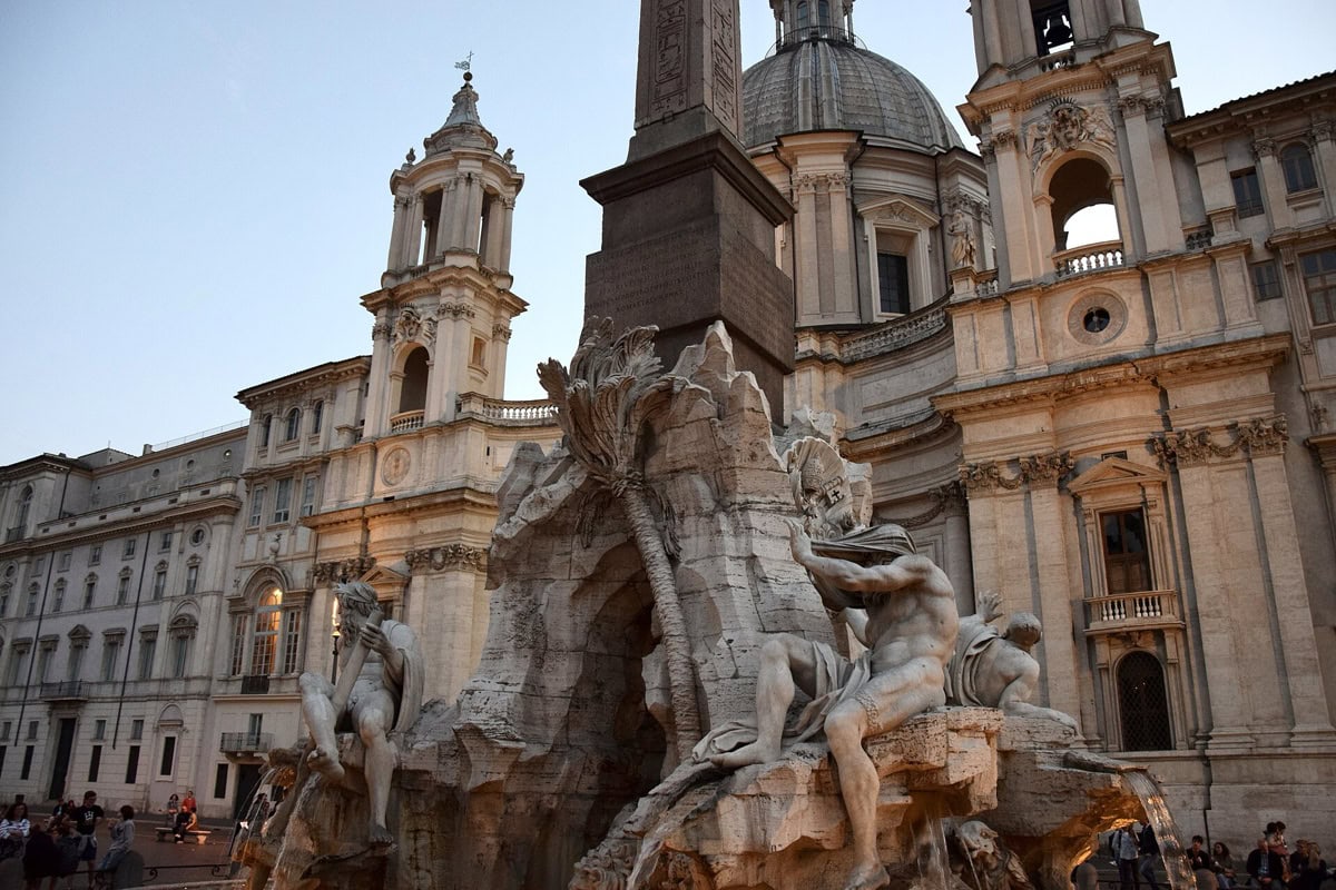 Piazza Navona din Roma, Italia: 9 lucruri de văzut în cea mai frumoasă piață 4 Detaliu al statuilor Fantanii celor patru rauri a lui Bernini cu obelisc la asfintit