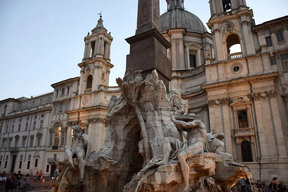 Piazza Navona: 9 tipů, co vidět na nejkrásnějším náměstí Říma 4 Detail soch Berniniho Fontany ctyr rek s obeliskem za soumraku