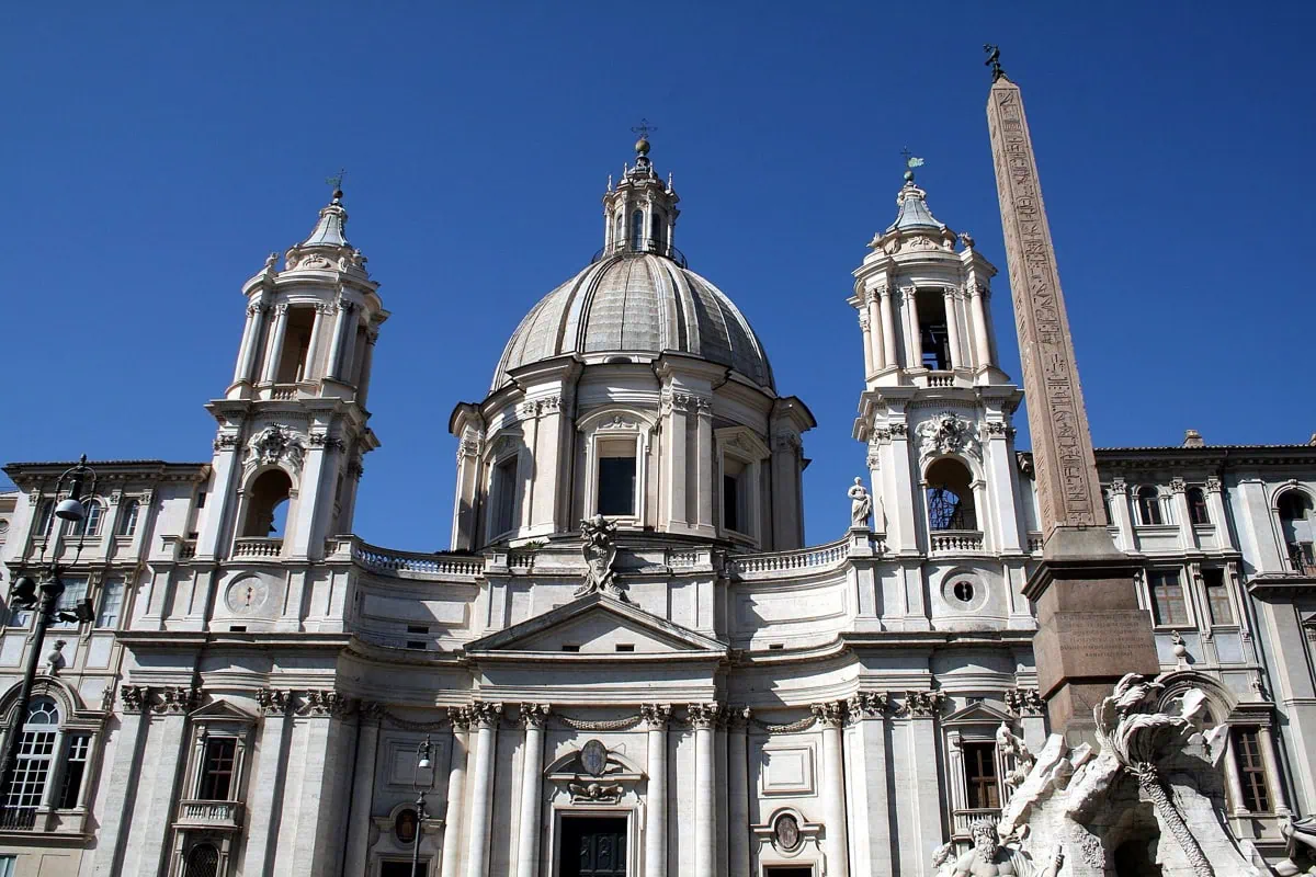 Piazza Navona: 9 tipů, co vidět na nejkrásnějším náměstí Říma 5 Barokni prucelir kostela Sant'Agnese in Agone s kupoli a dvema vezemi