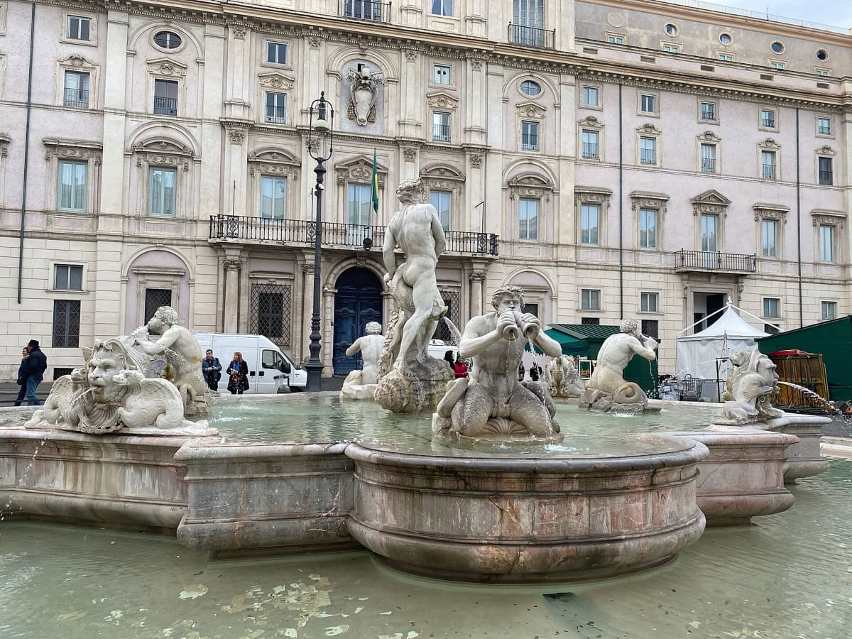 Piazza Navona din Roma, Italia: 9 lucruri de văzut în cea mai frumoasă piață 7 Fantana Maurului cu statui de marmura la capatul sudic al Piazza Navona