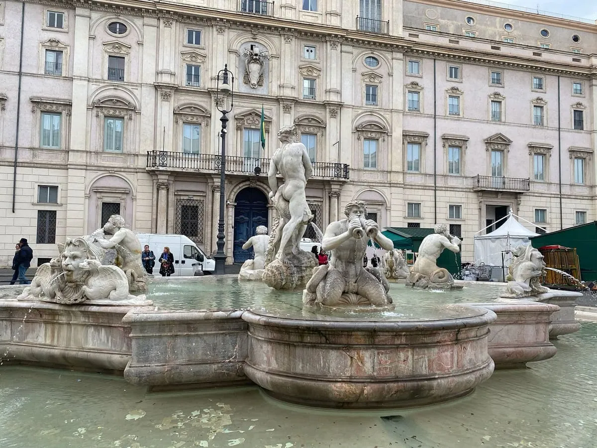 Piazza Navona: 9 tipů, co vidět na nejkrásnějším náměstí Říma 7 Fontana Mourenina s mramorovymi sochami na jiznim konci Piazza Navona