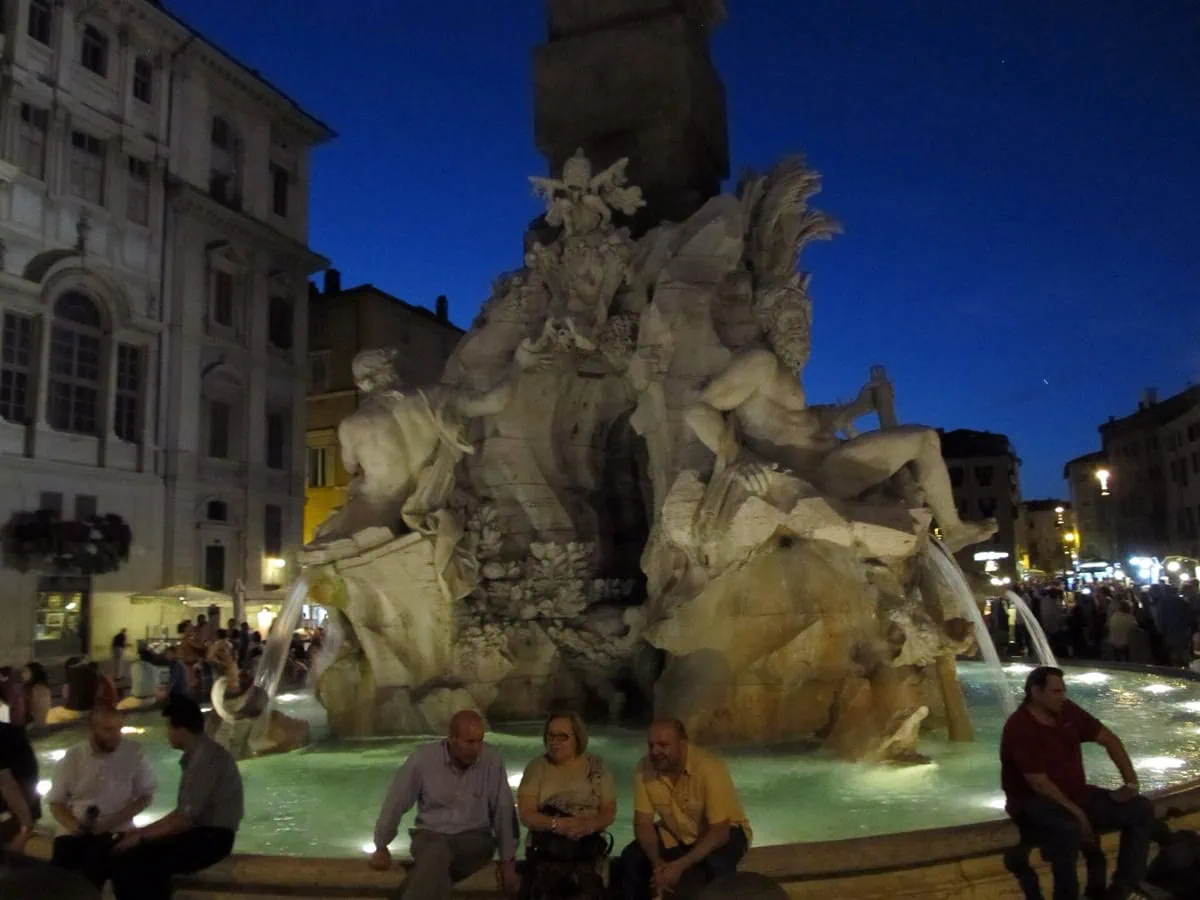 Piazza Navona: 9 tipů, co vidět na nejkrásnějším náměstí Říma 8 Vecerni atmosfera u nasvicene Fontany ctyr rek na Piazza Navona