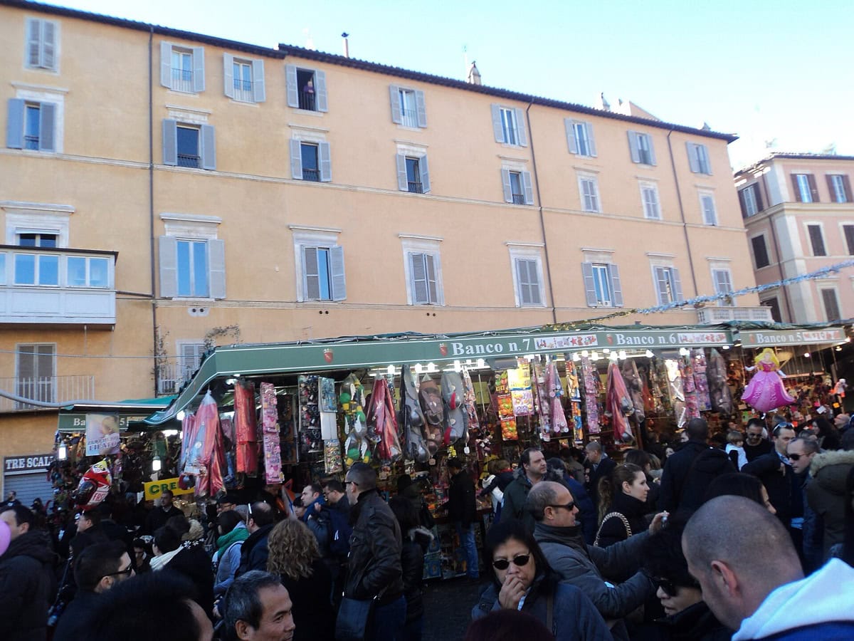 Piazza Navona din Roma, Italia: 9 lucruri de văzut în cea mai frumoasă piață 10 Targ de Craciun cu tarabe si multimi de oameni in Piazza Navona