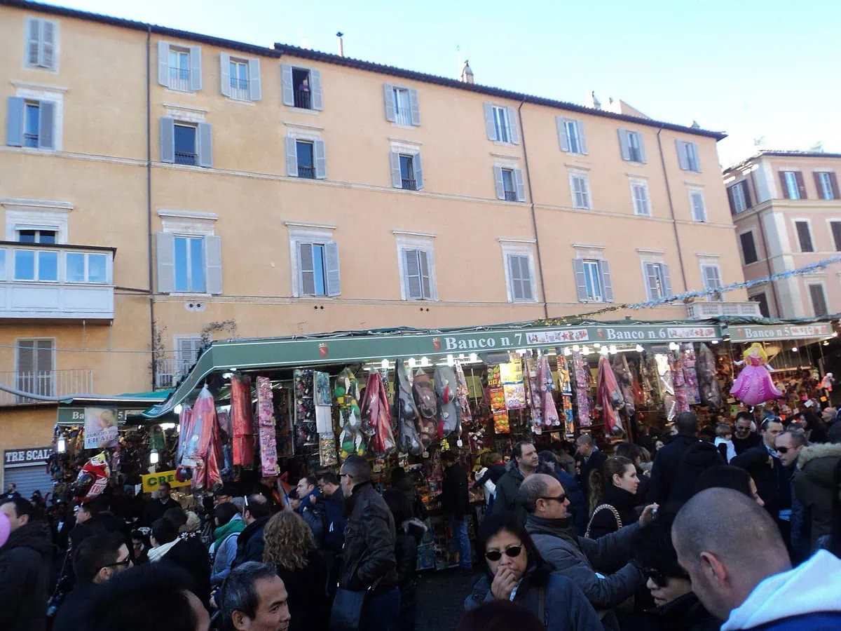 Piazza Navona: 9 tipů, co vidět na nejkrásnějším náměstí Říma 9 Vanocni trh se stanky a davy lidi na Piazza Navona