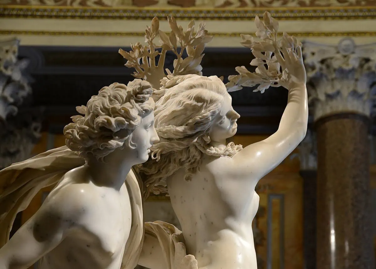 Galleria Borghese: vstupenky, rezervace + 12 tipů co vidět 1 Berniniho sousoší Apollo a Dafné v Galerii Borghese, detail proměny v vavřín