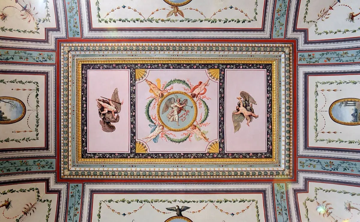Galleria Borghese: vstupenky, rezervace + 12 tipů co vidět 2 Bohatě zdobený freskový strop v jednom ze sálů Galerie Borghese