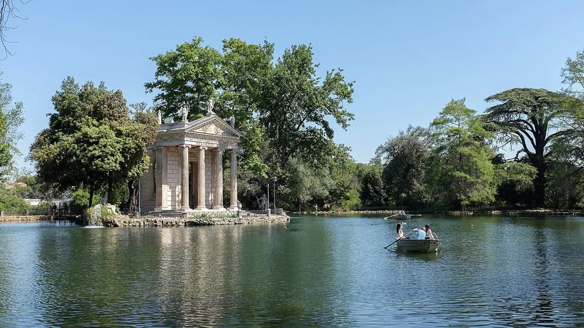 Galleria Borghese: vstupenky, rezervace + 12 tipů co vidět 14 Lodička na jezírku ve Villa Borghese před chrámem Aesculapia