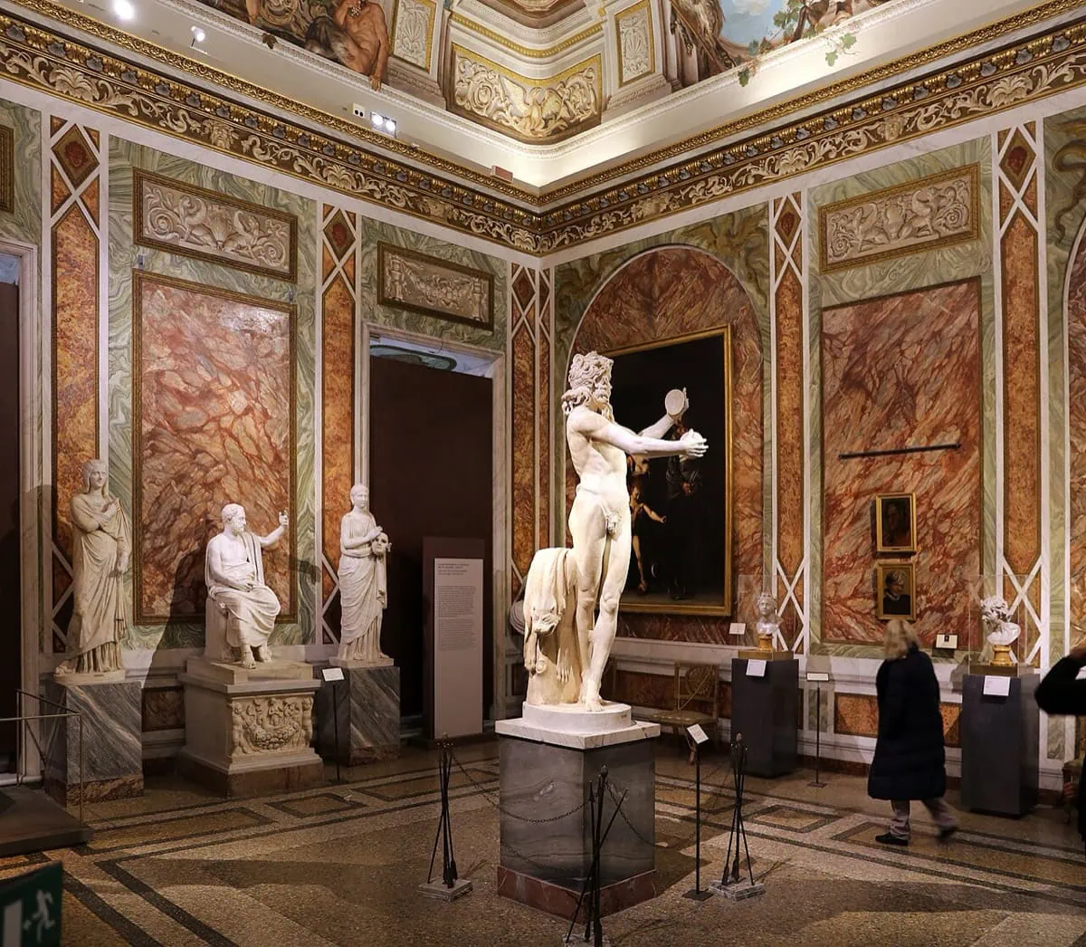 Galleria Borghese: vstupenky, rezervace + 12 tipů co vidět 4 Mramorem obložený sál Galerie Borghese se sochami a antickou plastikou