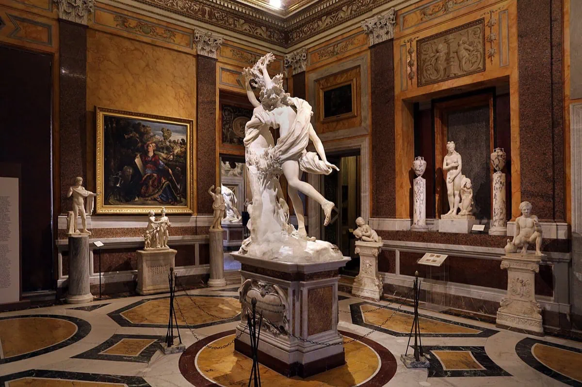 Galleria Borghese: vstupenky, rezervace + 12 tipů co vidět 5 Sál Apolla a Dafné v Galerii Borghese s freskami a sochou