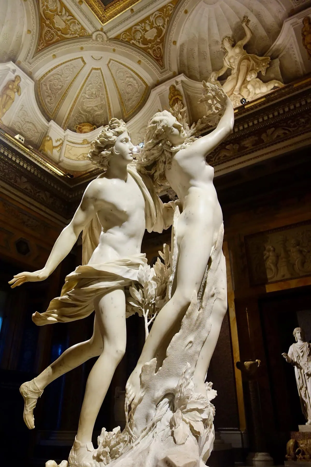 Galleria Borghese: vstupenky, rezervace + 12 tipů co vidět 7 Berniniho sousoší Apollo a Dafné v plné výšce v sále Galerie Borghese