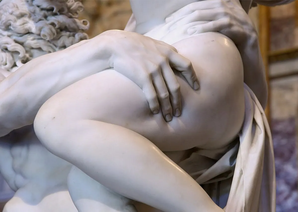 Galleria Borghese: vstupenky, rezervace + 12 tipů co vidět 8 Detail Berniniho Únosu Proserpiny: prsty vtlačené do mramorového stehna