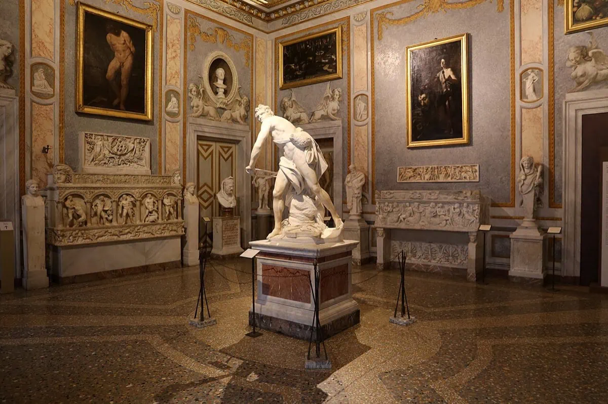 Galleria Borghese: vstupenky, rezervace + 12 tipů co vidět 9 Berniniho socha Davida v dynamickém postoji v sále Galerie Borghese