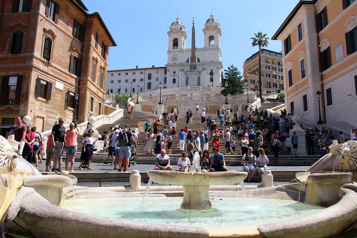 Španělské schody v Římě: historie + 10 tipů v okolí 2 Slunečné náměstí Piazza di Spagna s davy turistů na schodech
