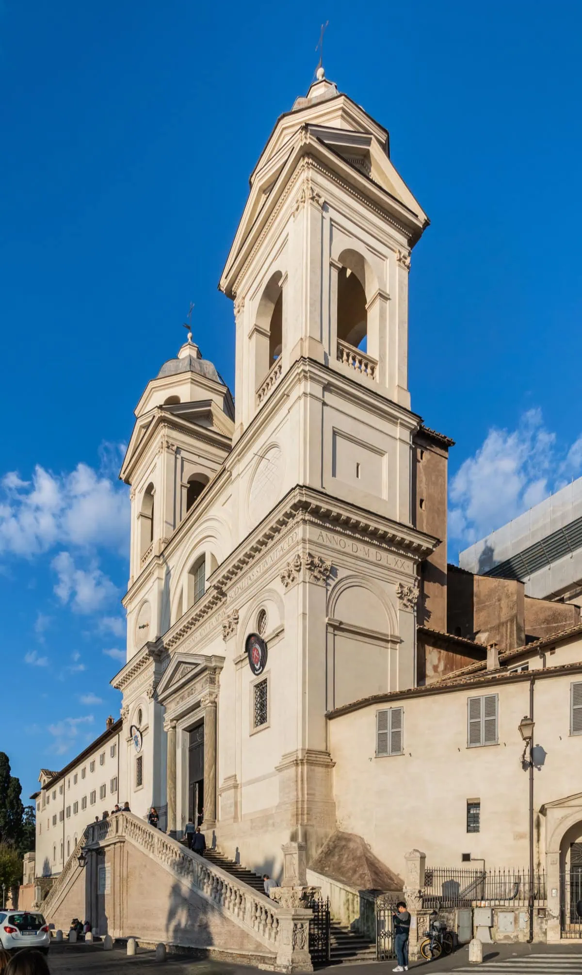 Španělské schody v Římě: historie + 10 tipů v okolí 4 Dvouvěžový kostel Trinità dei Monti nad Španělskými schody