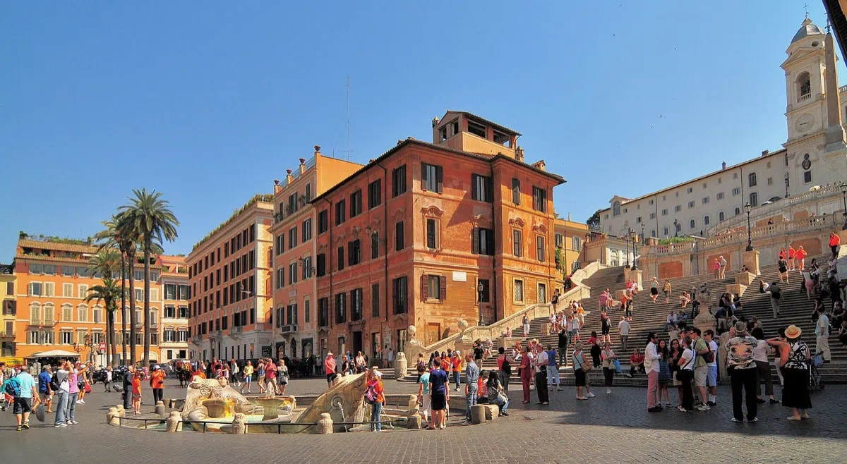 Španělské schody v Římě: historie + 10 tipů v okolí 6 Lidé na Španělských schodech a Piazza di Spagna