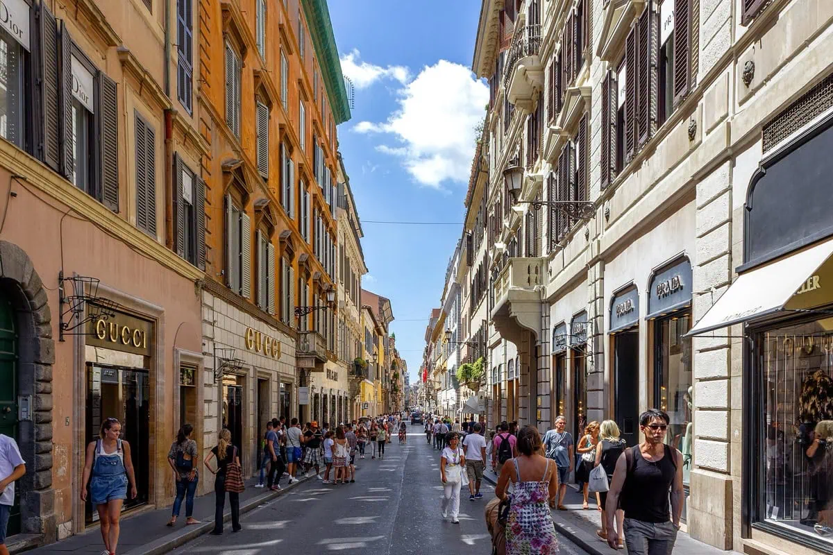 Španělské schody v Římě: historie + 10 tipů v okolí 9 Luxusní nákupní ulice Via dei Condotti s butiky