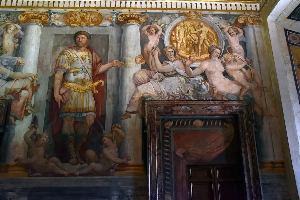 Bohatě zdobená freska v papežské Sala Paolina
