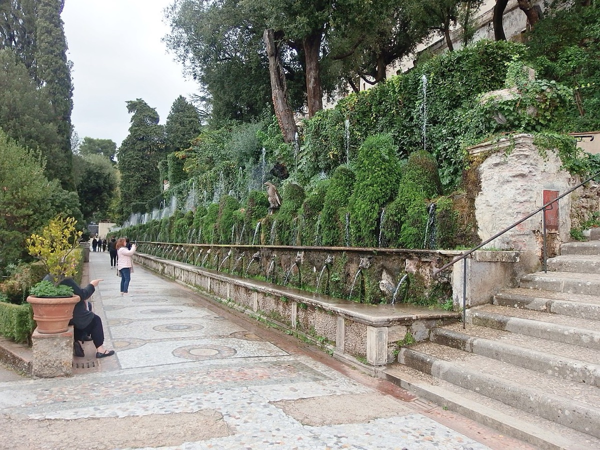 Výlet do Tivoli z Říma: 12 tipů, co vidět a dělat 1 Alej Sta fontán (Cento Fontane) ve Villa d'Este v Tivoli