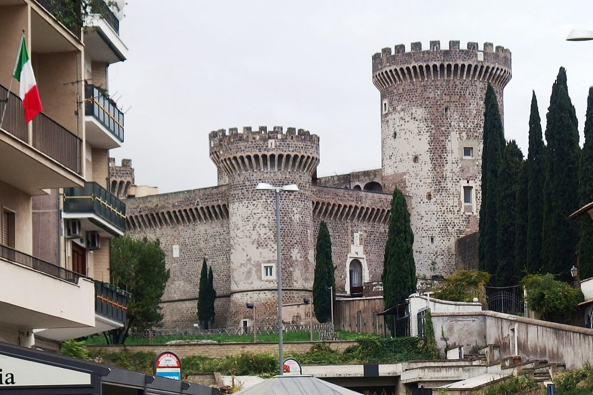 Výlet do Tivoli z Říma: 12 tipů, co vidět a dělat 14 Středověký hrad Rocca Pia se čtyřmi věžemi v Tivoli