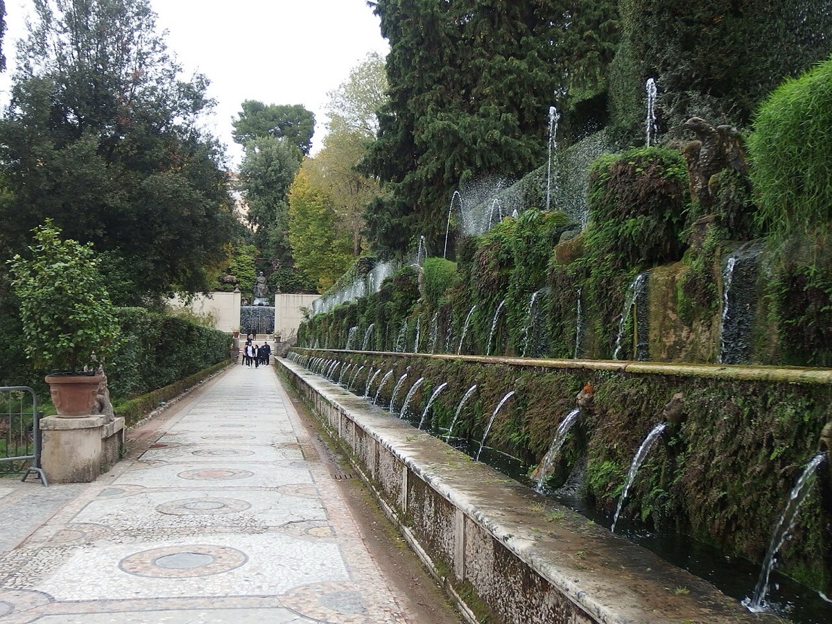 Výlet do Tivoli z Říma: 12 tipů, co vidět a dělat 6 Alej Cento Fontane se sto vodními chrliči ve Villa d'Este
