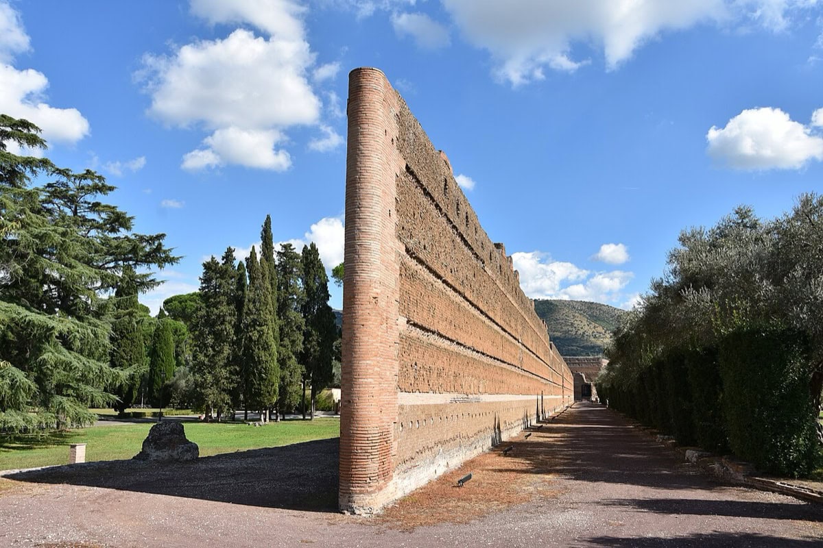 Výlet do Tivoli z Říma: 12 tipů, co vidět a dělat 9 Mohutná zeď Poikile v Hadriánově vile (Villa Adriana) u Tivoli