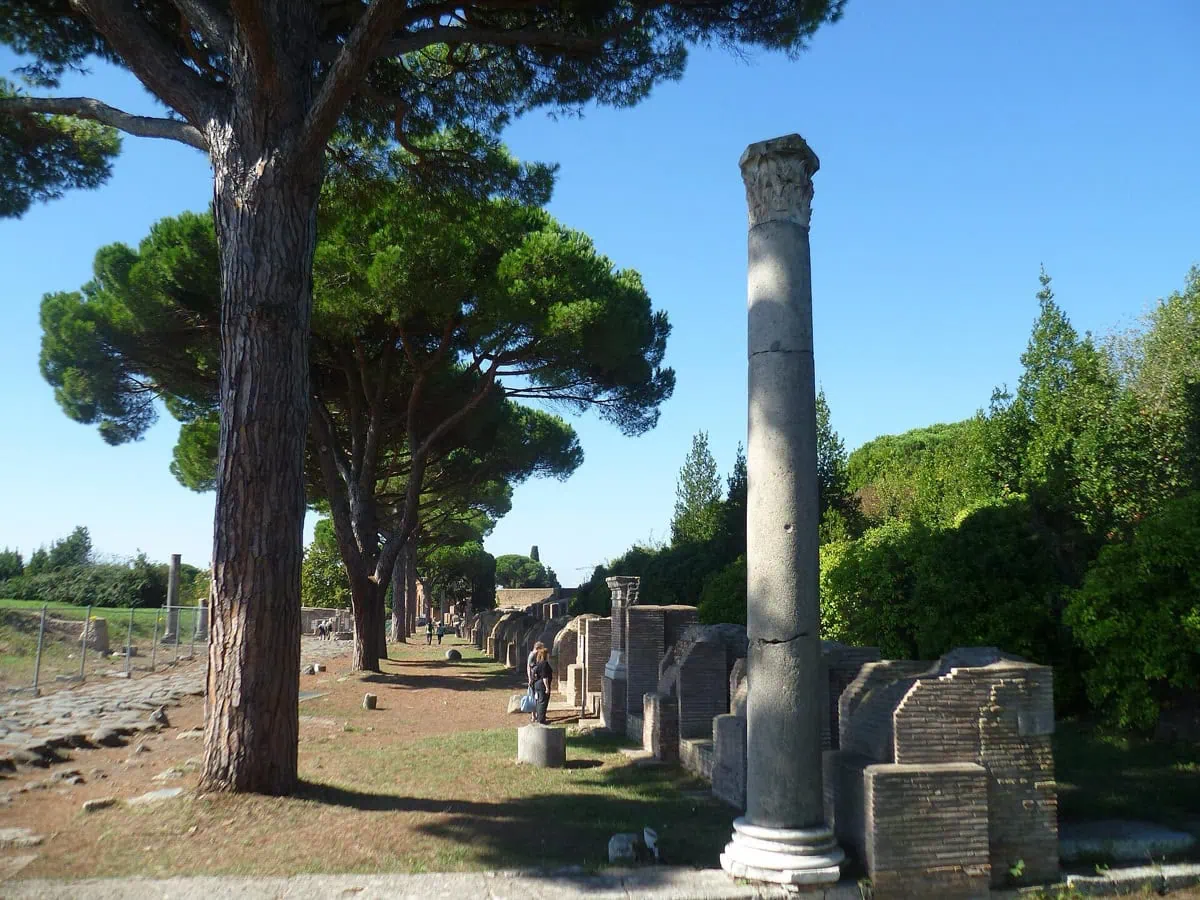 Hlavná trieda Decumanus Maximus v Ostia Antica so stĺpom a rímskymi píniami