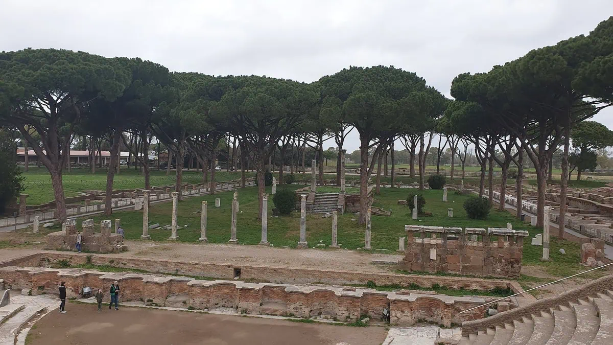Rozľahlé ruiny Ostia Antica s dáždnikovou píniami za zamračeného dňa