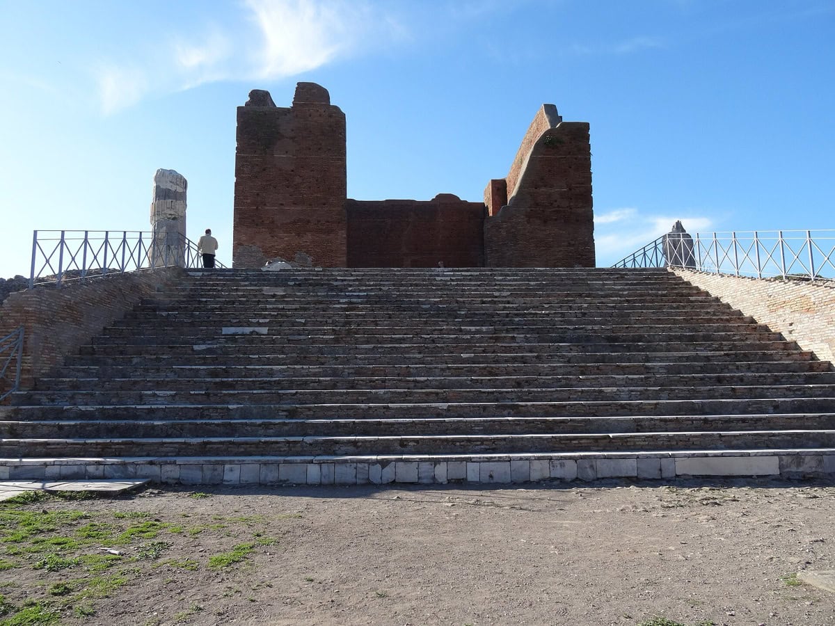 Ostia Antica: 11 lucruri de făcut în orașul de lângă Roma 12 Scara și torsul de cărămidă al templului Capitoliu din forumul Ostia Antica