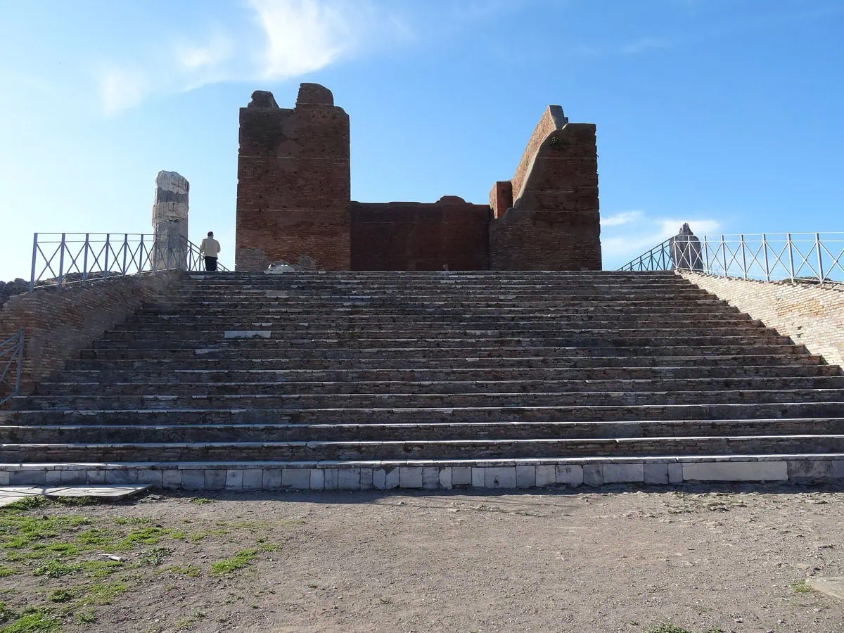 Schodisko a tehlové torzo chrámu Kapitol na fóre v Ostia Antica