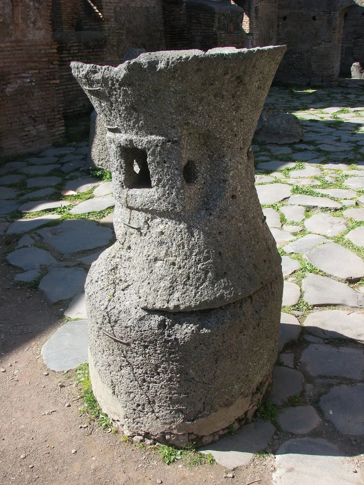 Kamenný obilný mlyn v starovekej pekárni v Ostia Antica