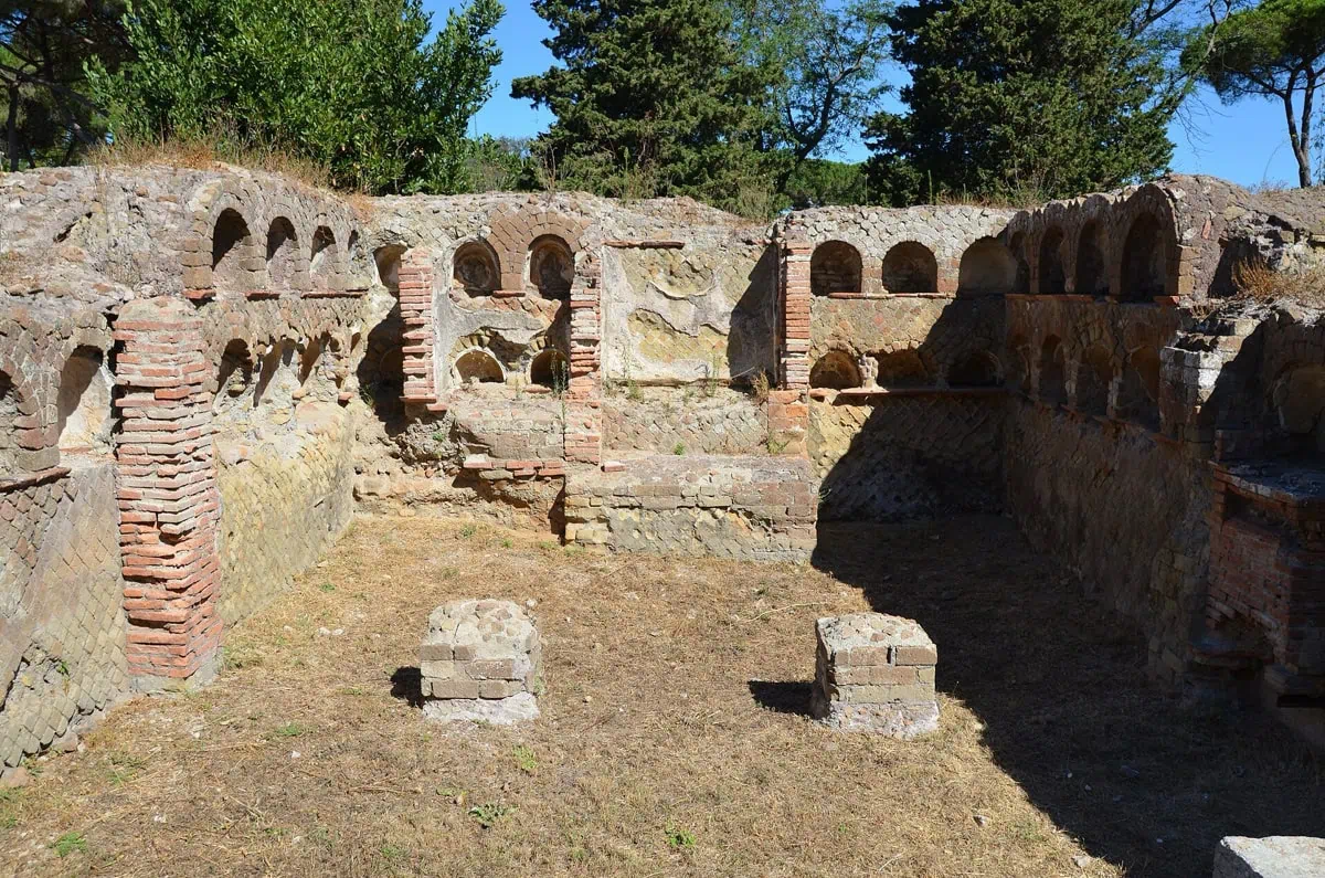 Hrobové výklenky v nekropole pri Porta Romana v Ostia Antica