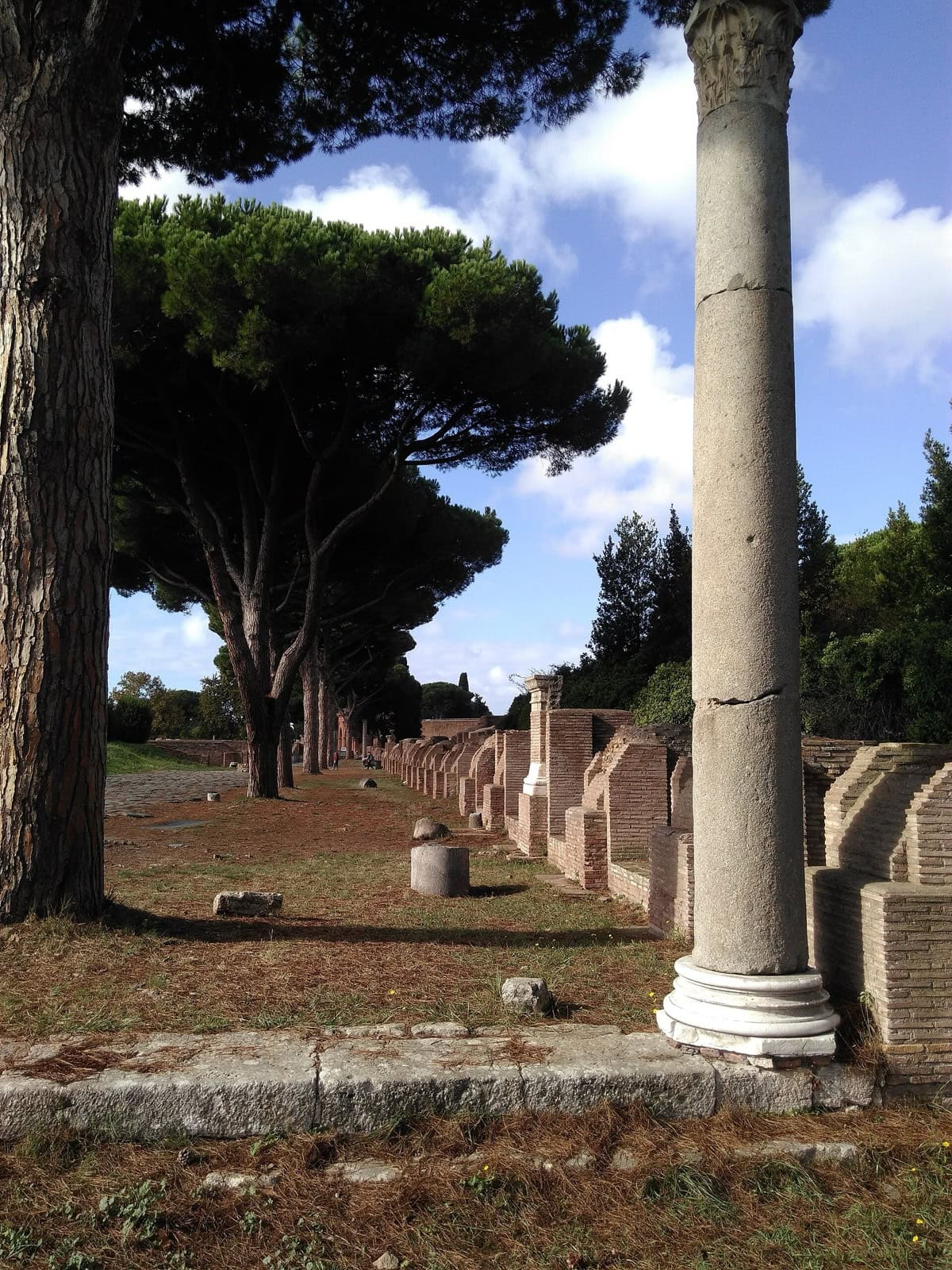 Ostia Antica: 11 lucruri de făcut în orașul de lângă Roma 4 Bulevardul principal pavat Decumanus Maximus mărginit de ruine în Ostia Antica