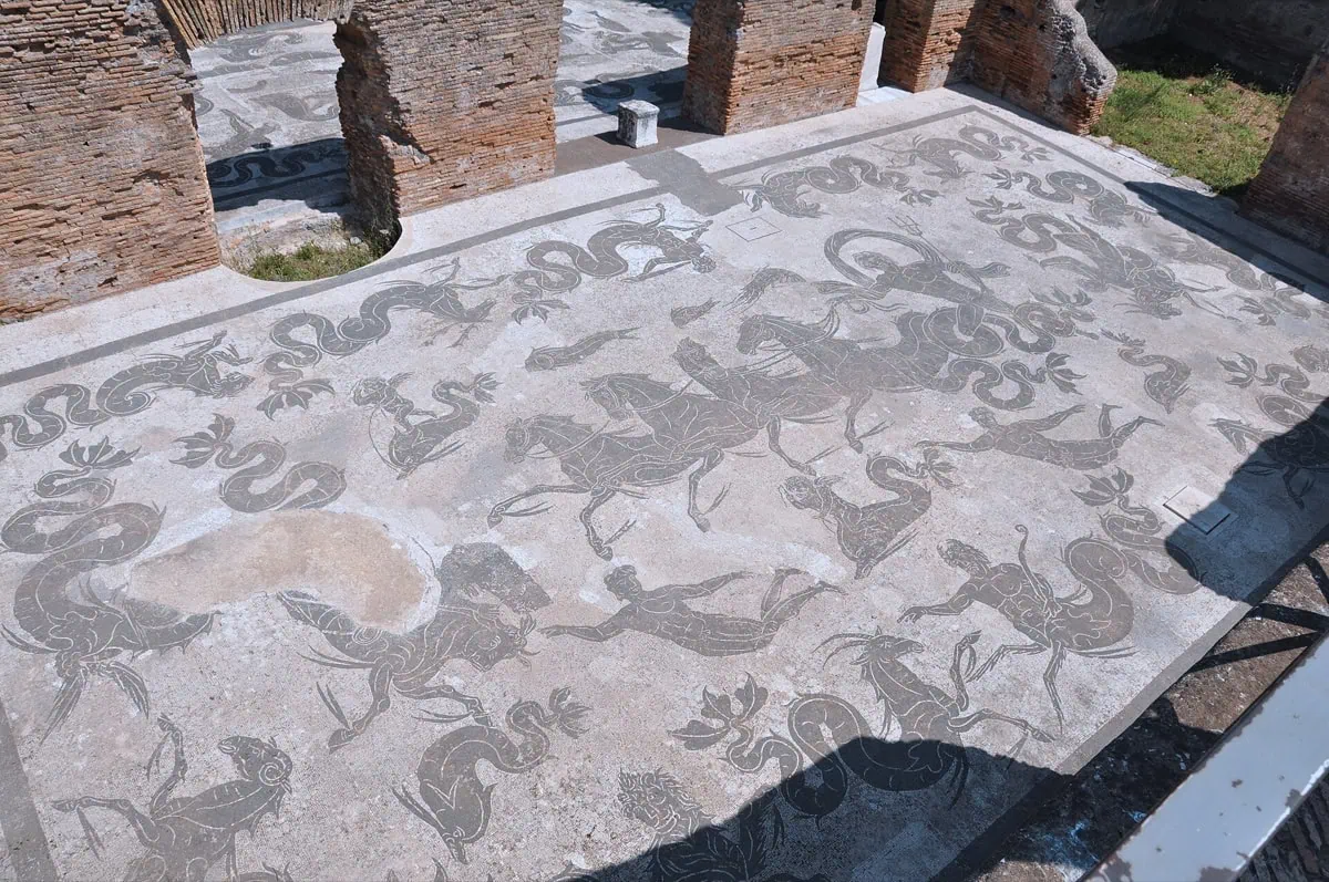 Čiernobiela podlahová mozaika boha Neptúna v Neptúnových kúpeľoch v Ostia Antica