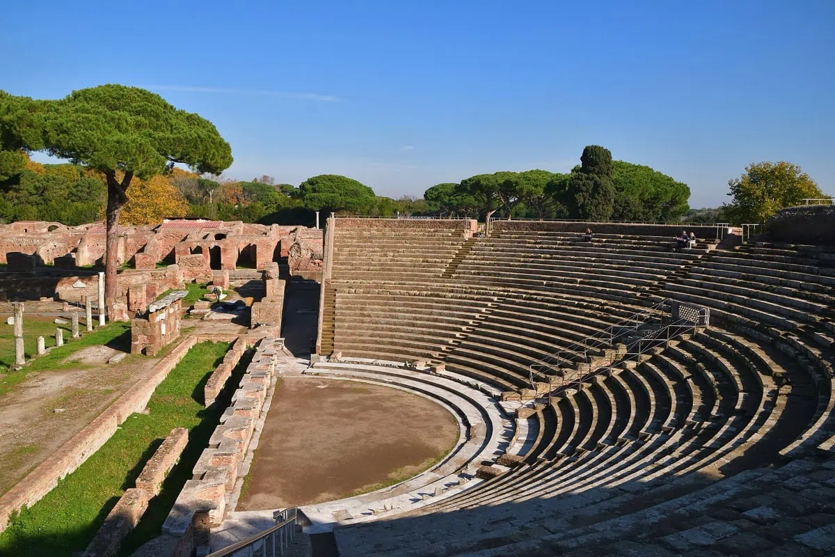 Hlediská antického divadla v Ostia Antica s kamennými stupňami