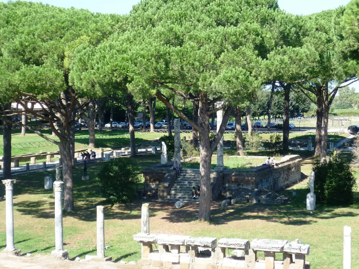 Námestie cechov Piazzale delle Corporazioni v Ostia Antica medzi píniami
