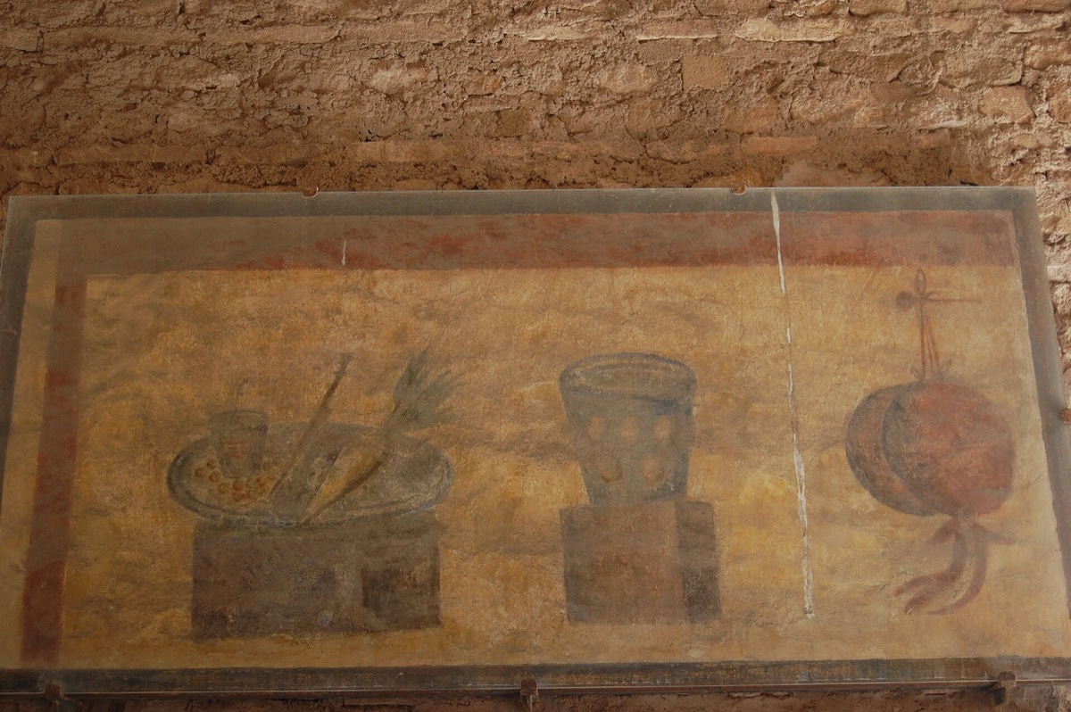 Ostia Antica: 11 lucruri de făcut în orașul de lângă Roma 8 Frescă antică cu mâncare deasupra tejghelei cârciumii Thermopolium din Ostia Antica