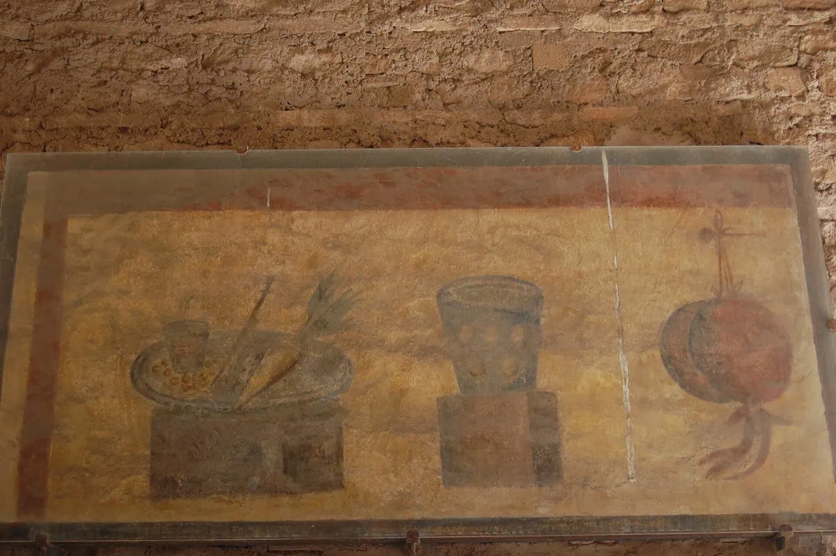 Antická freska s jedlom nad pultom krčmy Thermopolium v Ostia Antica