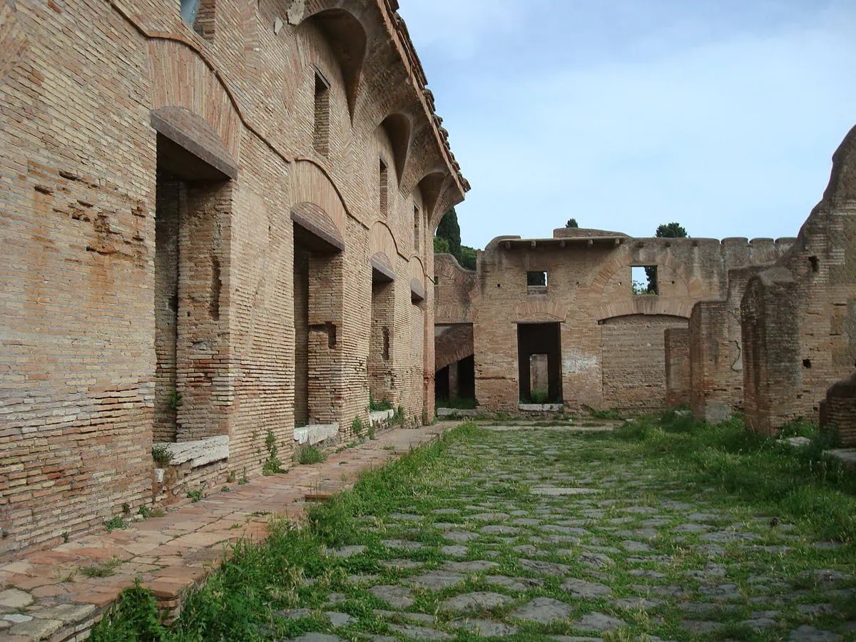 Viacposchodové tehlové bytové domy insulae v Ostia Antica