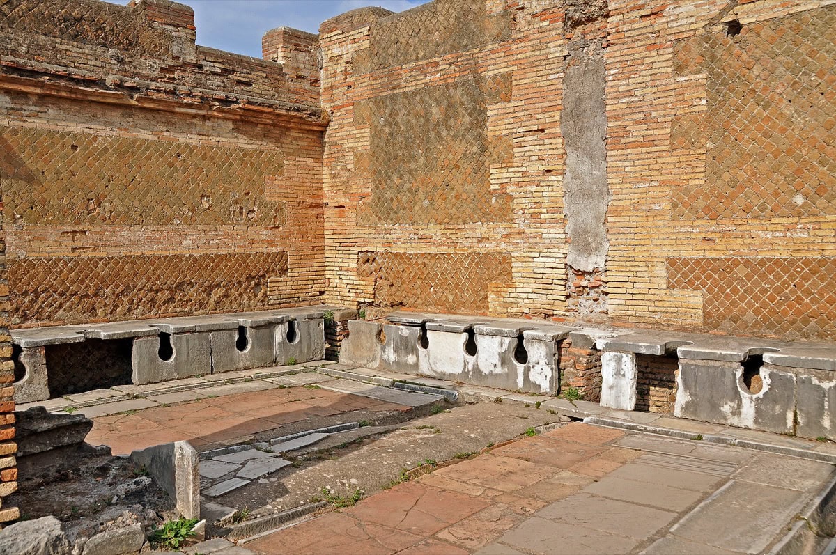 Ostia Antica: 11 lucruri de făcut în orașul de lângă Roma 10 Latrinele publice forica cu scaune de piatră în Ostia Antica